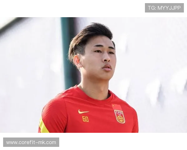 戴伟浚展现全能中场风采，精准传球引领球队进攻高潮